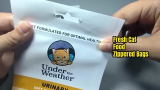 Bolsa de plástico amarilla con cremallera para comida de gatos.