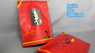 Bolsa roja con cierre hermético para té negro.