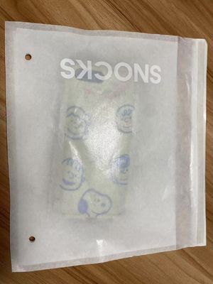 Fabrica mayorista de lujo T-shirt de lujo bolsa de papel para con pequeños agujeros redondos