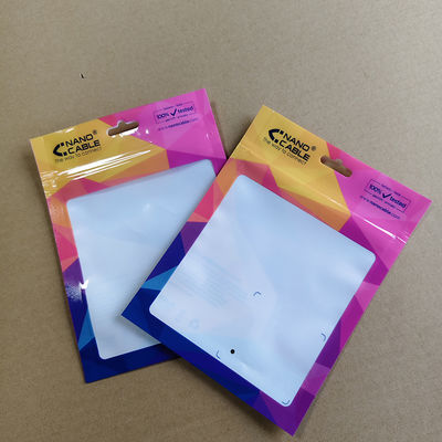 Bolsas de sellado de tres lados rentables con ventana de alta visibilidad para el embalaje de accesorios electrónicos pequeños.