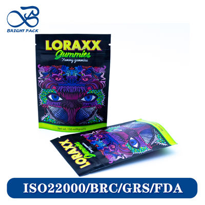 Bolsas verticales impresas vibrantes para el envasado de gomitas con un patrón de marca personalizable de alto color.