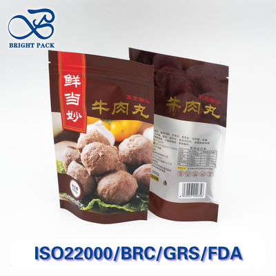 Envases para carnes de deli con película resistente al frío y materiales reciclables.